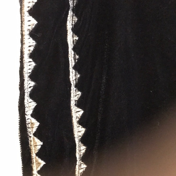Gold embroidered Velvet Wrap.Hard2find/NWOT/Chic💕 - Picture 3 of 8